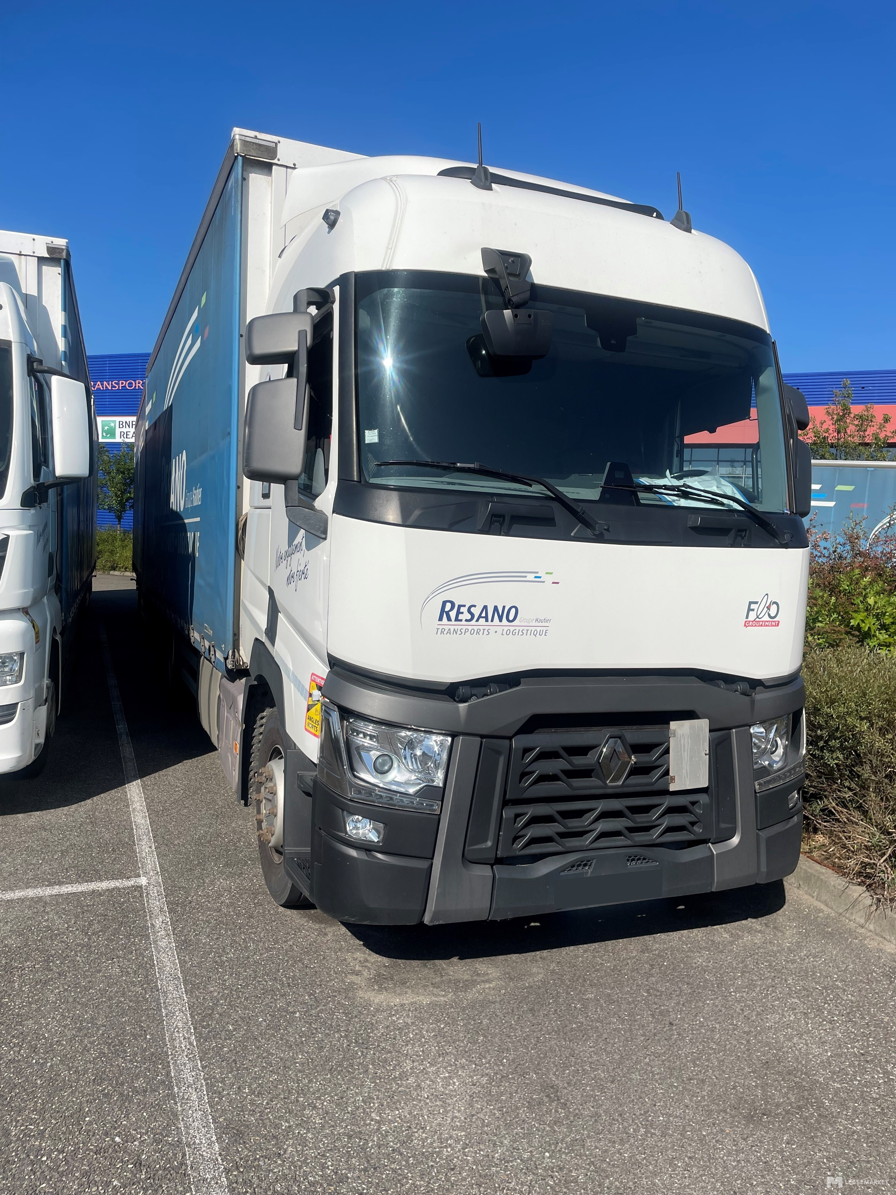 ENSEMBLE PORTEUR RENAULT T440 ET REMORQUE FRUEHAUF (PLSC)